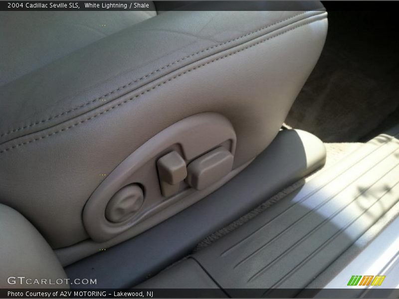 White Lightning / Shale 2004 Cadillac Seville SLS