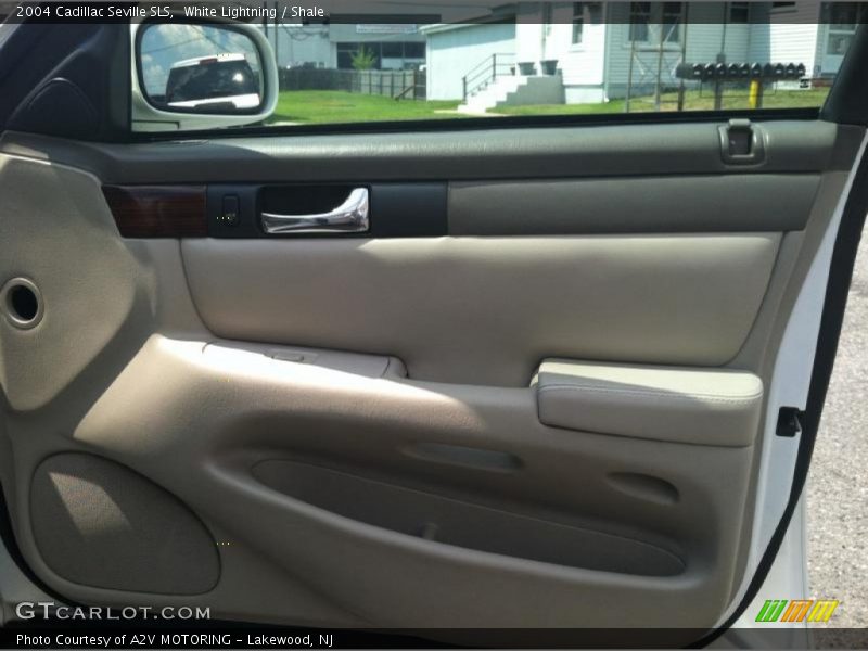 White Lightning / Shale 2004 Cadillac Seville SLS