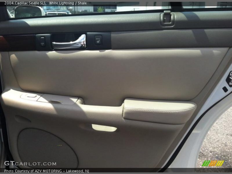 White Lightning / Shale 2004 Cadillac Seville SLS