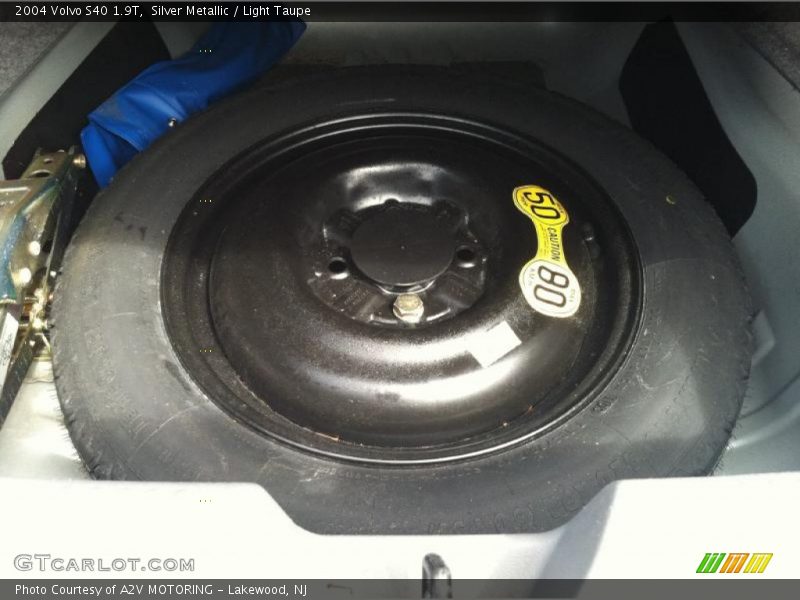 Silver Metallic / Light Taupe 2004 Volvo S40 1.9T