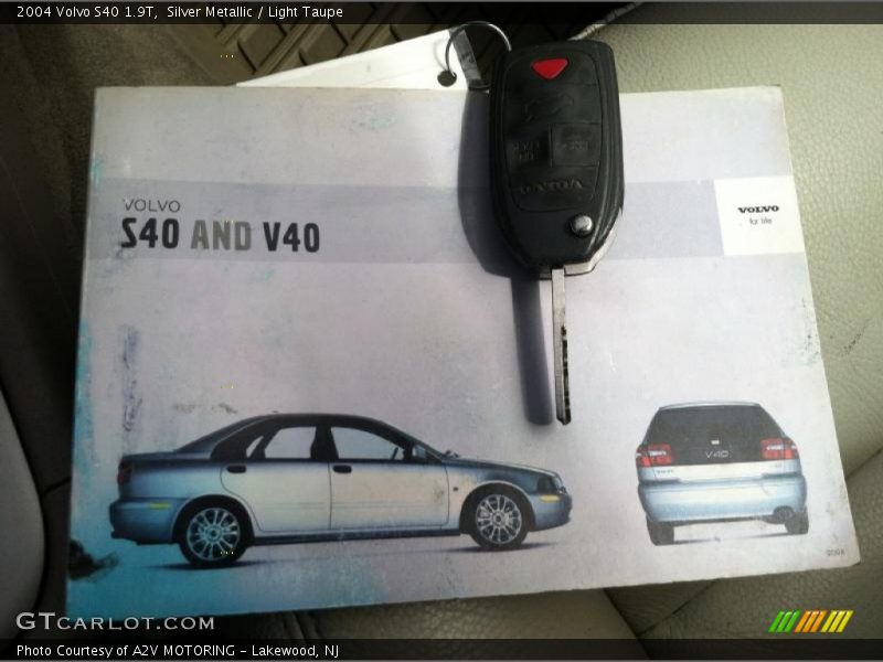 Silver Metallic / Light Taupe 2004 Volvo S40 1.9T