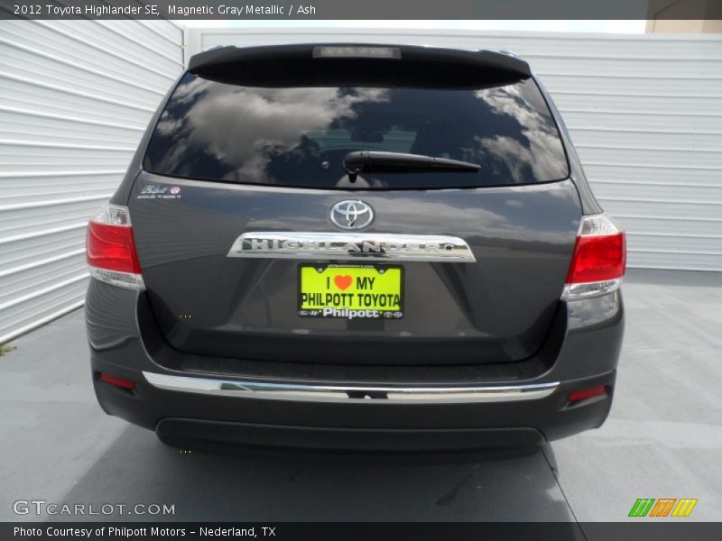 Magnetic Gray Metallic / Ash 2012 Toyota Highlander SE