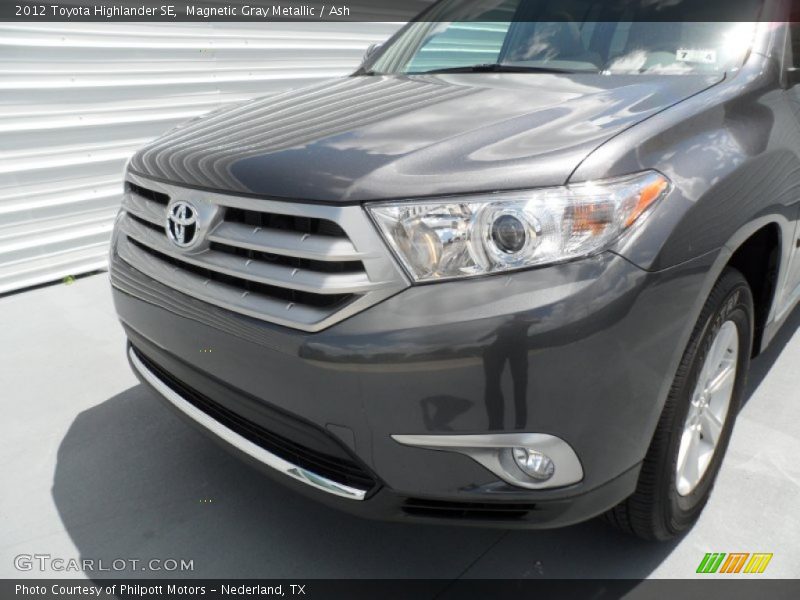 Magnetic Gray Metallic / Ash 2012 Toyota Highlander SE