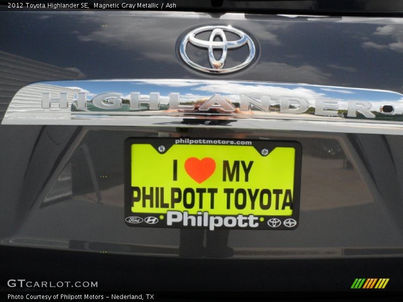 Magnetic Gray Metallic / Ash 2012 Toyota Highlander SE