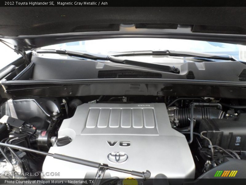 Magnetic Gray Metallic / Ash 2012 Toyota Highlander SE