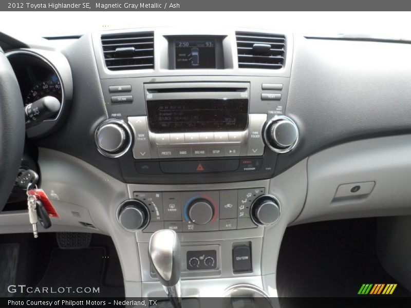 Magnetic Gray Metallic / Ash 2012 Toyota Highlander SE