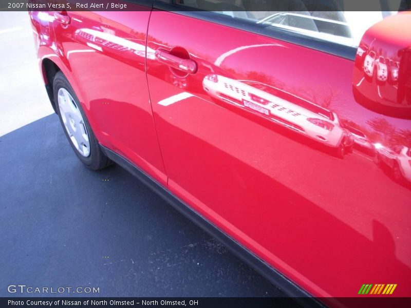 Red Alert / Beige 2007 Nissan Versa S