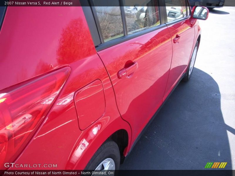 Red Alert / Beige 2007 Nissan Versa S