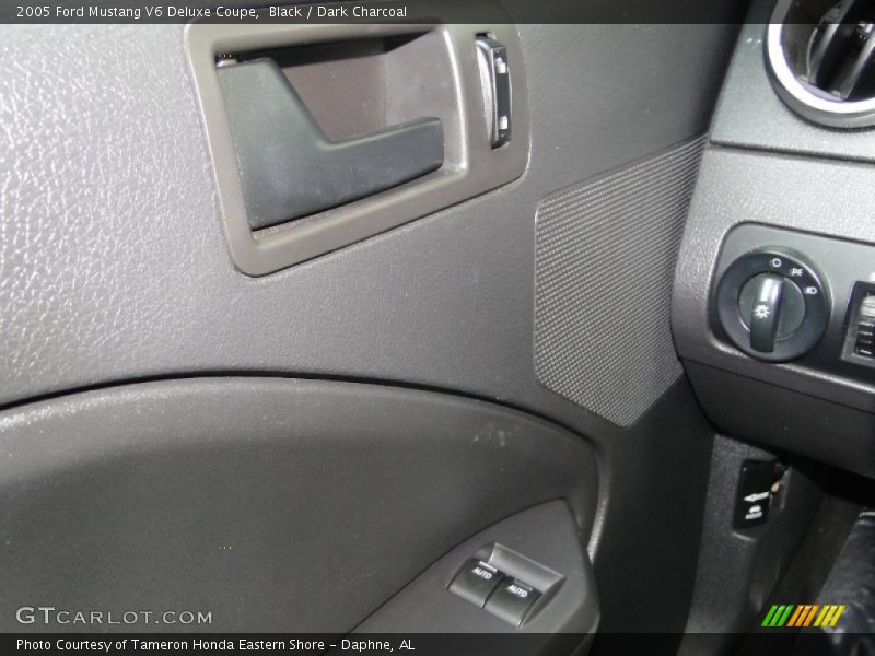 Black / Dark Charcoal 2005 Ford Mustang V6 Deluxe Coupe