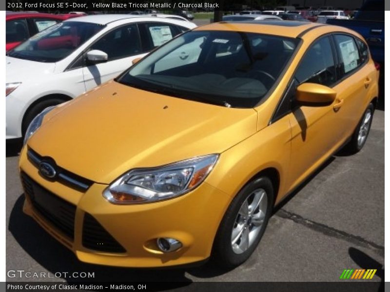 Yellow Blaze Tricoat Metallic / Charcoal Black 2012 Ford Focus SE 5-Door