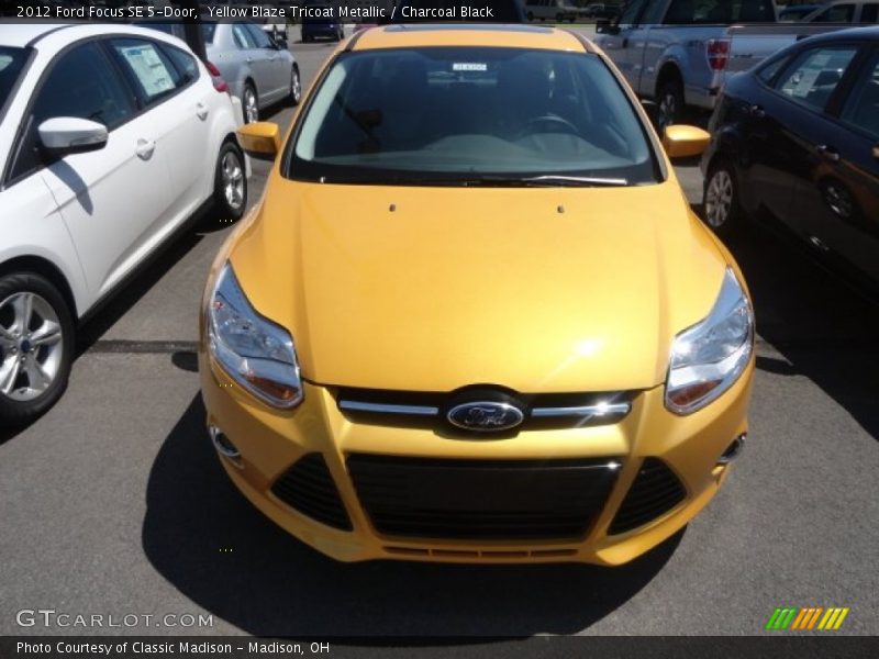 Yellow Blaze Tricoat Metallic / Charcoal Black 2012 Ford Focus SE 5-Door