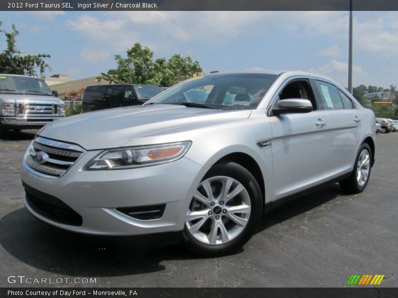 Front 3/4 View of 2012 Taurus SEL