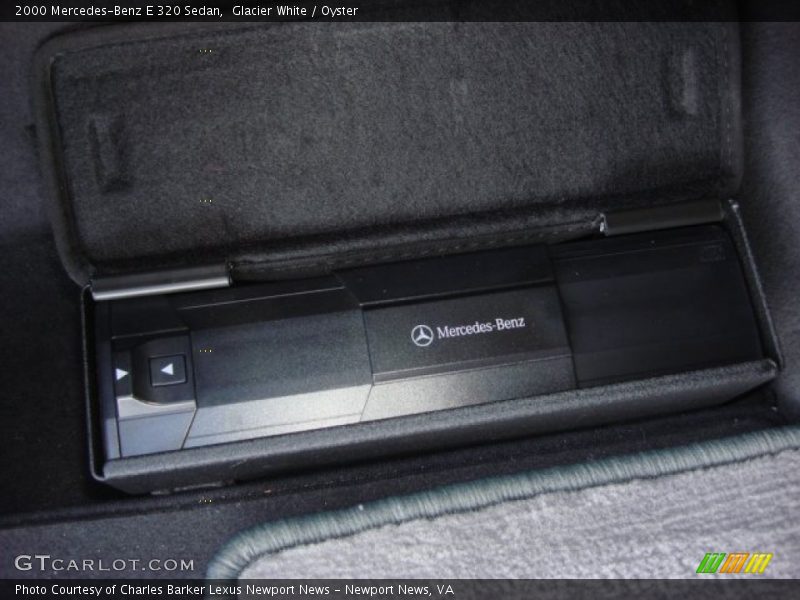 Glacier White / Oyster 2000 Mercedes-Benz E 320 Sedan