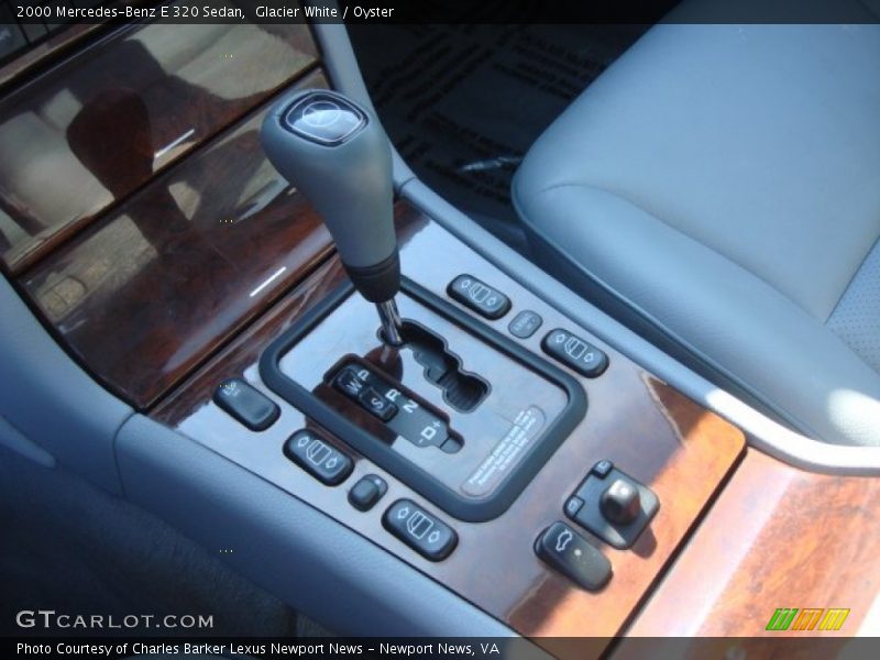Glacier White / Oyster 2000 Mercedes-Benz E 320 Sedan