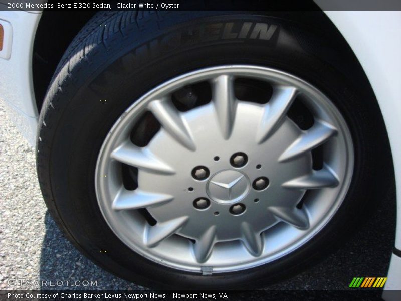 Glacier White / Oyster 2000 Mercedes-Benz E 320 Sedan