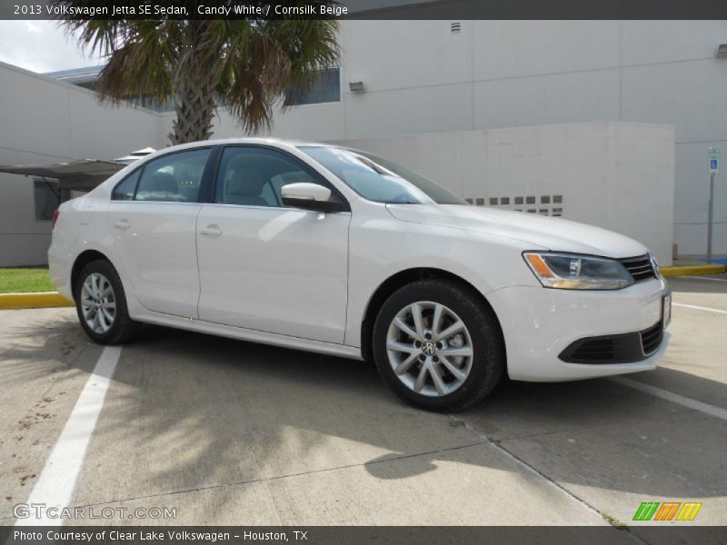 Front 3/4 View of 2013 Jetta SE Sedan