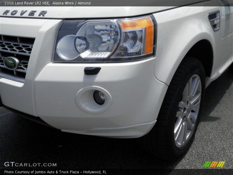 Alaska White / Almond 2009 Land Rover LR2 HSE