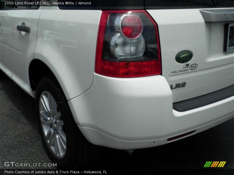Alaska White / Almond 2009 Land Rover LR2 HSE
