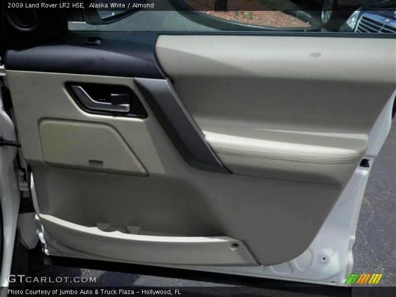 Alaska White / Almond 2009 Land Rover LR2 HSE