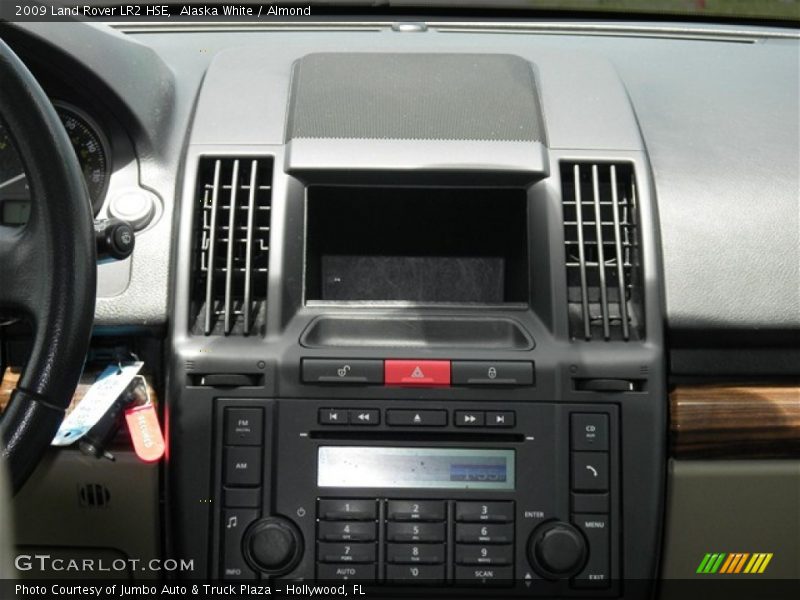 Alaska White / Almond 2009 Land Rover LR2 HSE