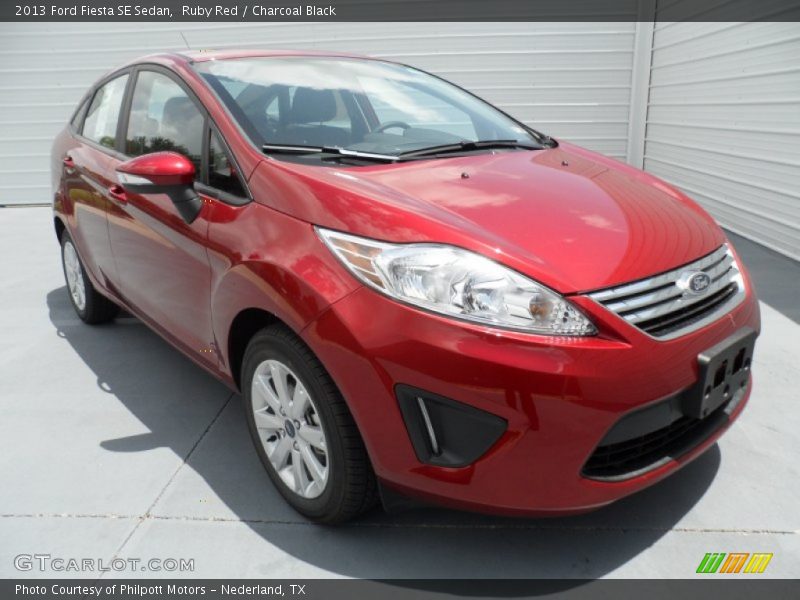 Front 3/4 View of 2013 Fiesta SE Sedan