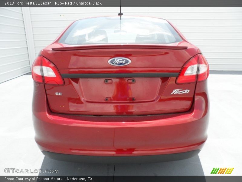  2013 Fiesta SE Sedan Ruby Red