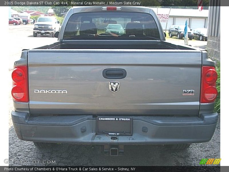 Mineral Gray Metallic / Medium Slate Gray 2005 Dodge Dakota ST Club Cab 4x4