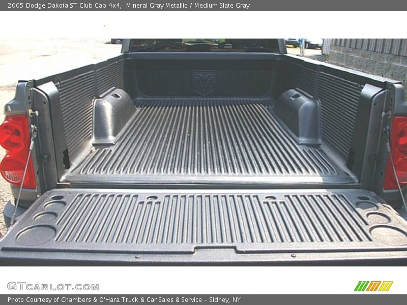 Mineral Gray Metallic / Medium Slate Gray 2005 Dodge Dakota ST Club Cab 4x4