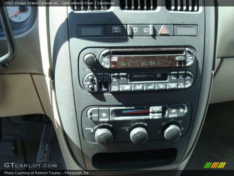 Light Almond Pearl / Sandstone 2002 Dodge Grand Caravan eX