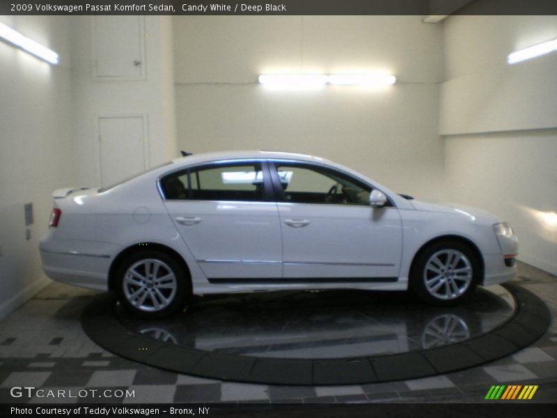 Candy White / Deep Black 2009 Volkswagen Passat Komfort Sedan
