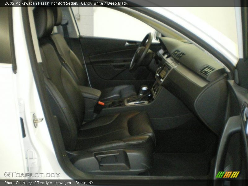 Candy White / Deep Black 2009 Volkswagen Passat Komfort Sedan