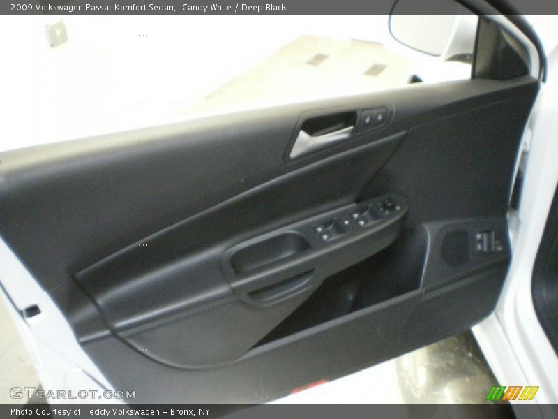 Candy White / Deep Black 2009 Volkswagen Passat Komfort Sedan