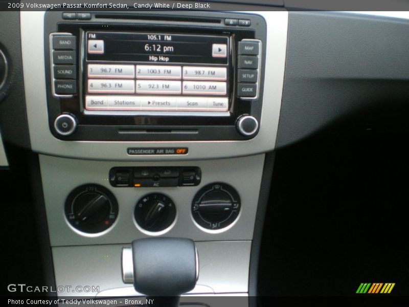 Candy White / Deep Black 2009 Volkswagen Passat Komfort Sedan