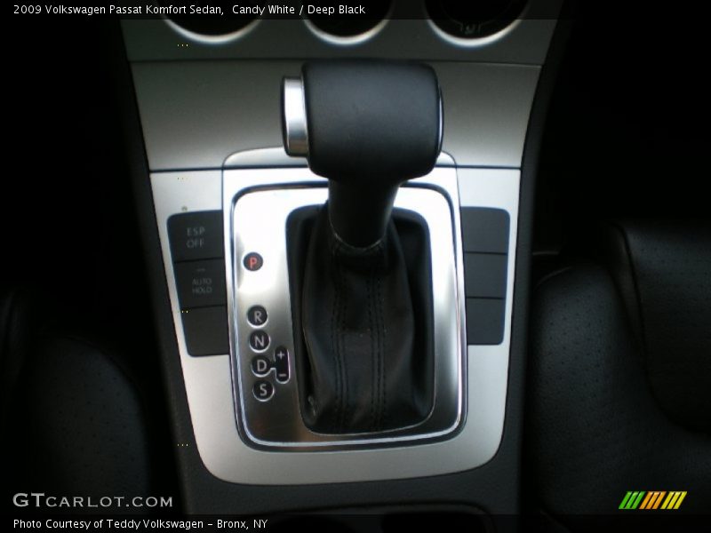 Candy White / Deep Black 2009 Volkswagen Passat Komfort Sedan