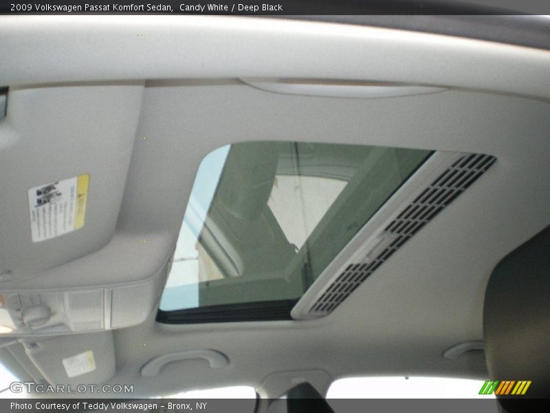 Candy White / Deep Black 2009 Volkswagen Passat Komfort Sedan