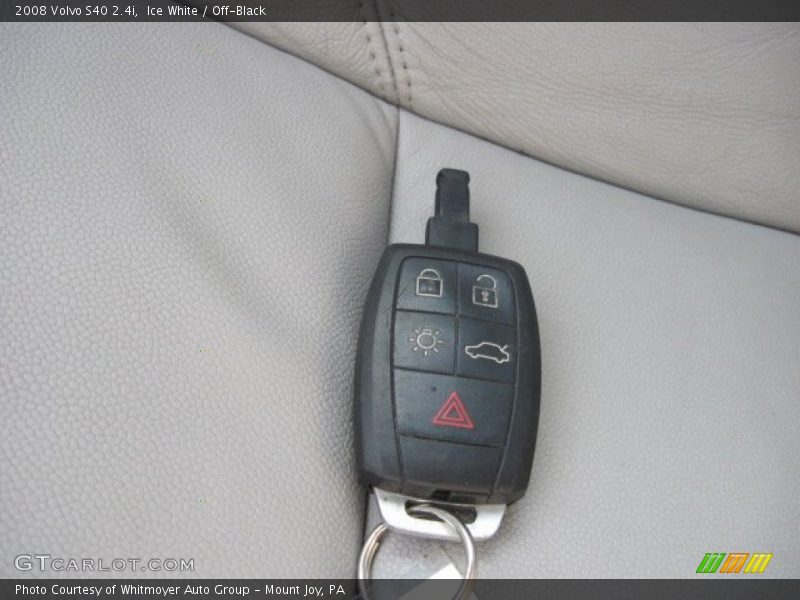 Ice White / Off-Black 2008 Volvo S40 2.4i