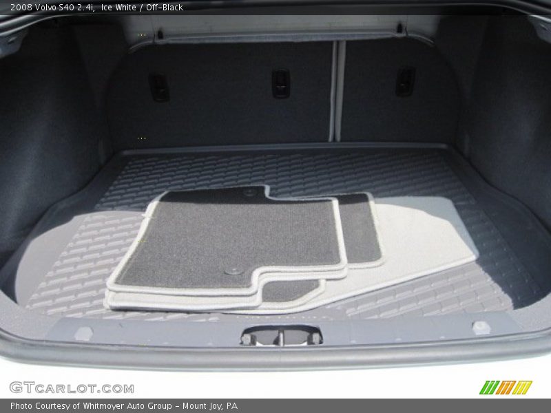 Ice White / Off-Black 2008 Volvo S40 2.4i