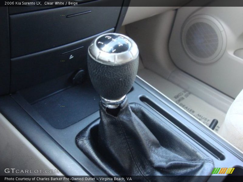 Clear White / Beige 2006 Kia Sorento LX