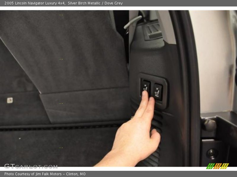 Silver Birch Metallic / Dove Grey 2005 Lincoln Navigator Luxury 4x4