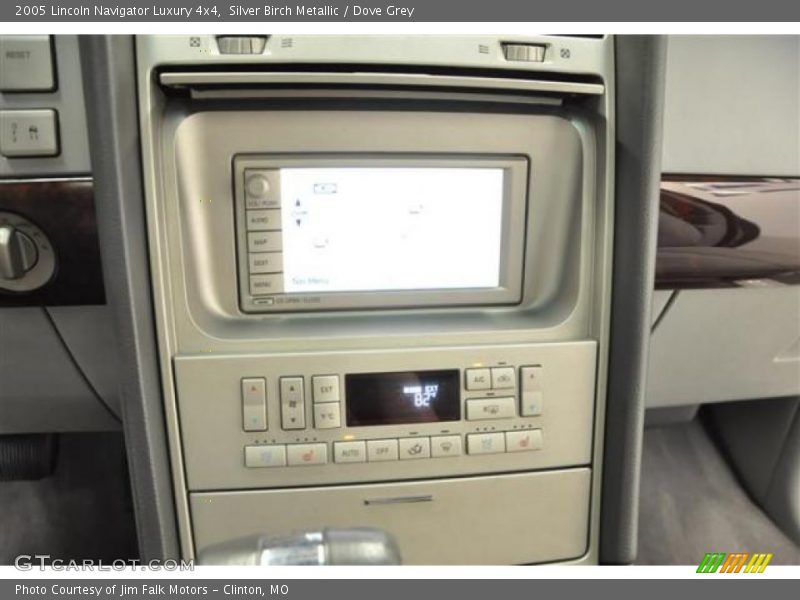 Controls of 2005 Navigator Luxury 4x4