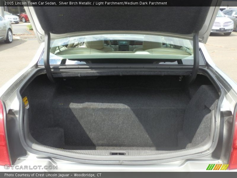  2005 Town Car Sedan Trunk