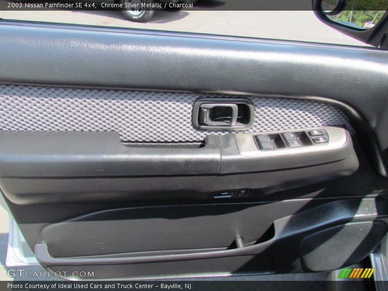 Chrome Silver Metallic / Charcoal 2003 Nissan Pathfinder SE 4x4