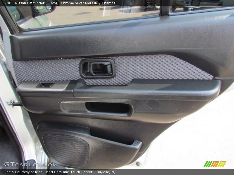 Chrome Silver Metallic / Charcoal 2003 Nissan Pathfinder SE 4x4