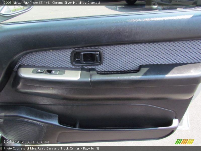 Chrome Silver Metallic / Charcoal 2003 Nissan Pathfinder SE 4x4