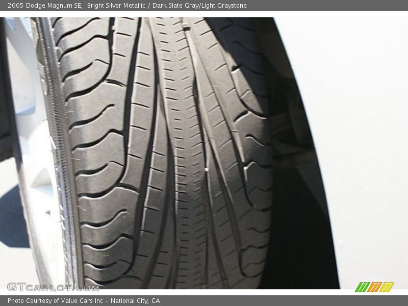 Bright Silver Metallic / Dark Slate Gray/Light Graystone 2005 Dodge Magnum SE