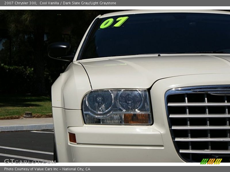 Cool Vanilla / Dark Slate Gray/Light Graystone 2007 Chrysler 300