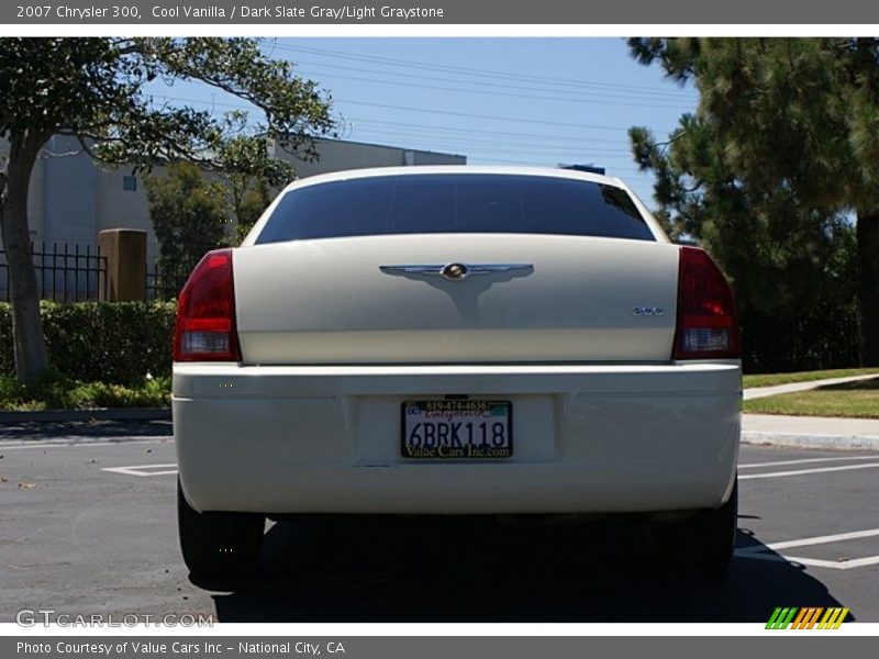 Cool Vanilla / Dark Slate Gray/Light Graystone 2007 Chrysler 300