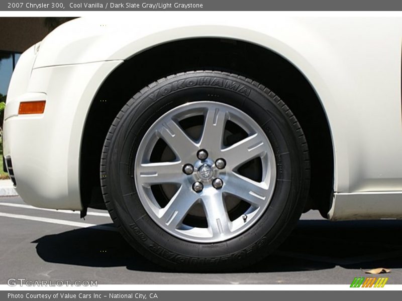 Cool Vanilla / Dark Slate Gray/Light Graystone 2007 Chrysler 300
