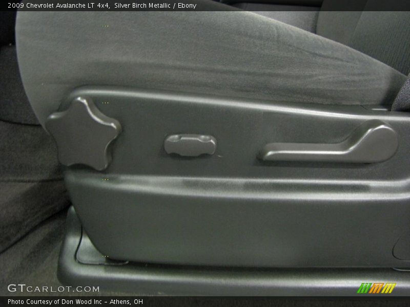 Silver Birch Metallic / Ebony 2009 Chevrolet Avalanche LT 4x4