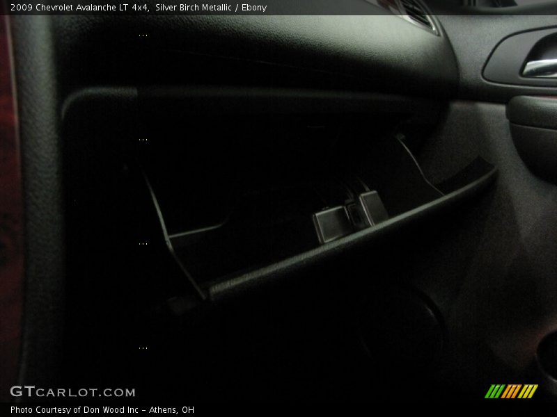 Silver Birch Metallic / Ebony 2009 Chevrolet Avalanche LT 4x4